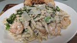 shrimp alfredo with brocoli and garlic bread