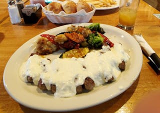 Cevapi in Kaymak