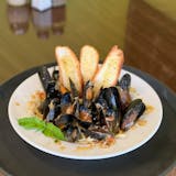 Mussels with White Sauce Pasta