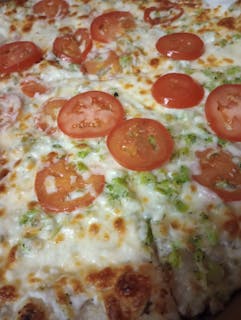 White Pizza with Broccoli, Sliced Tomatoes & Garlic