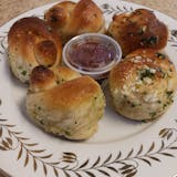 5 Pieces Garlic Knots with Sauce