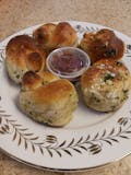 5 Pieces Garlic Knots with Sauce