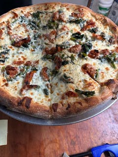 Broccoli rabe pizza