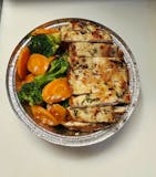 GRILLED CHICKEN BROCCOLI & CARROTS GARLIC OIL