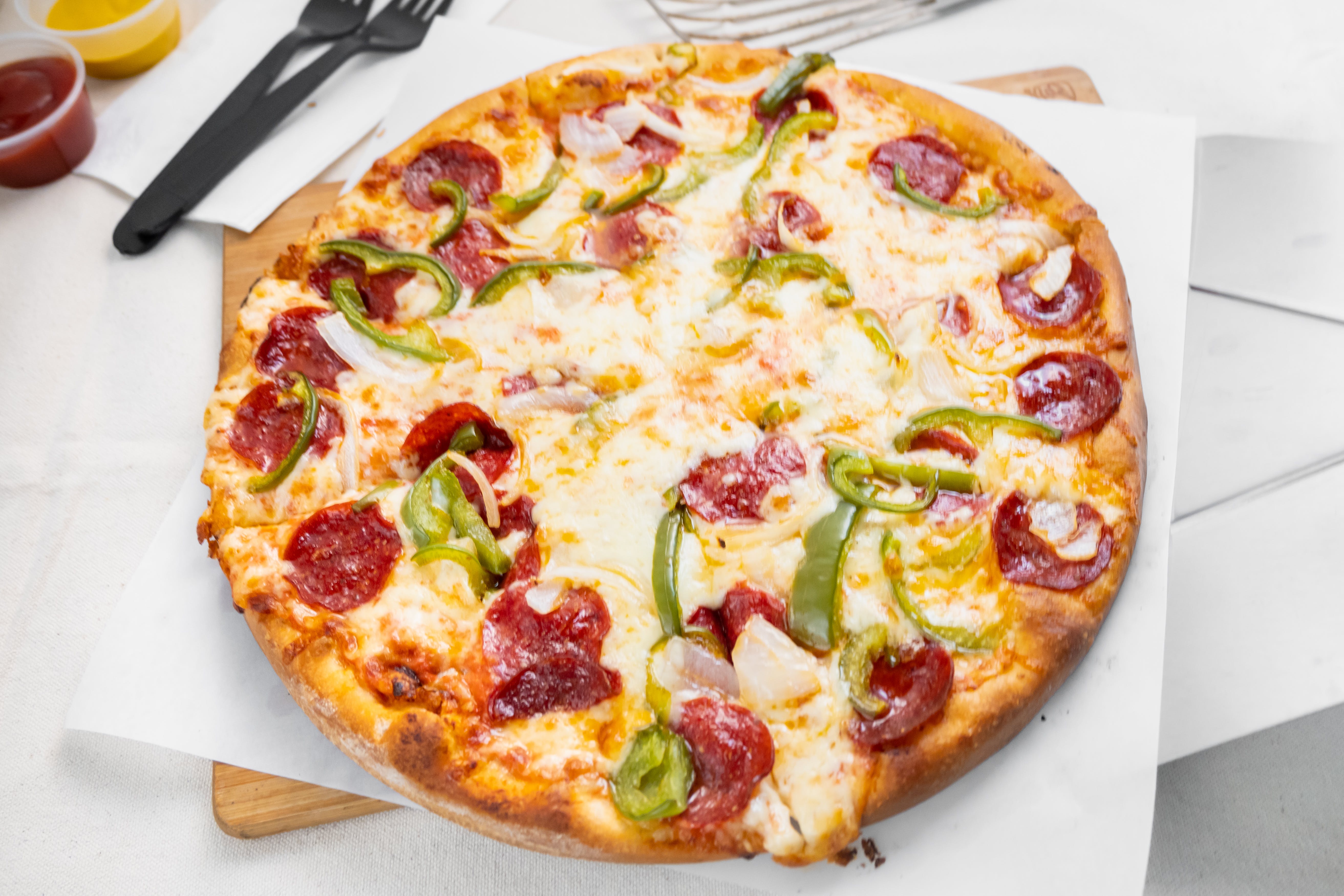 トップス PIZZA Toppers Pizza - Sioux Falls South Dakota Restaurant - HappyCow