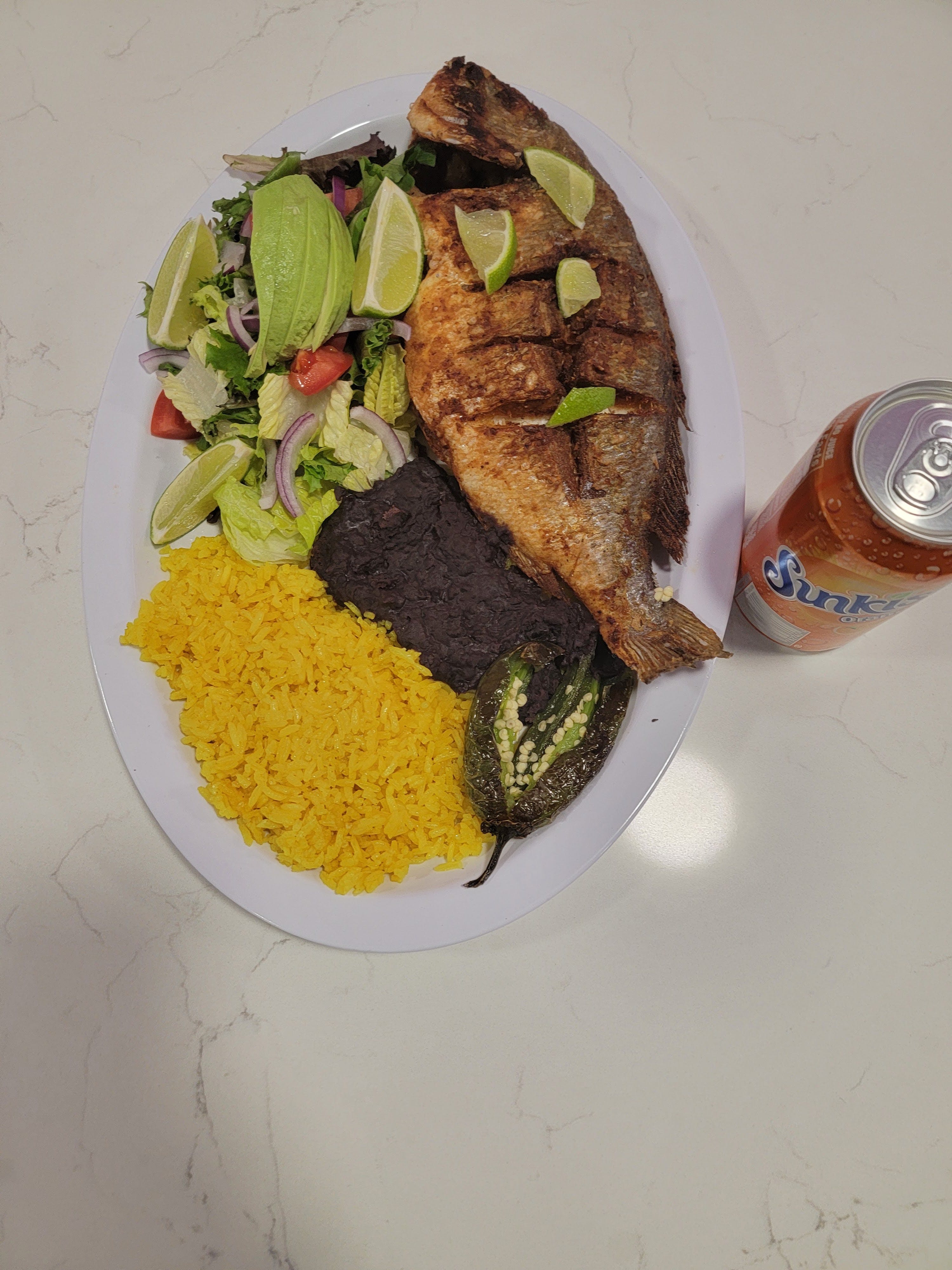 Mojarra Frita con Frijoles Ensalada y Tortillas