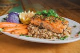 Salmone Grigliato Con Farro E Salsa Vellutata