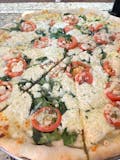 White pizza with spinach and fresh tomatoes