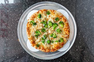 GARLIC CHICKEN & BROCCOLI PIZZA
