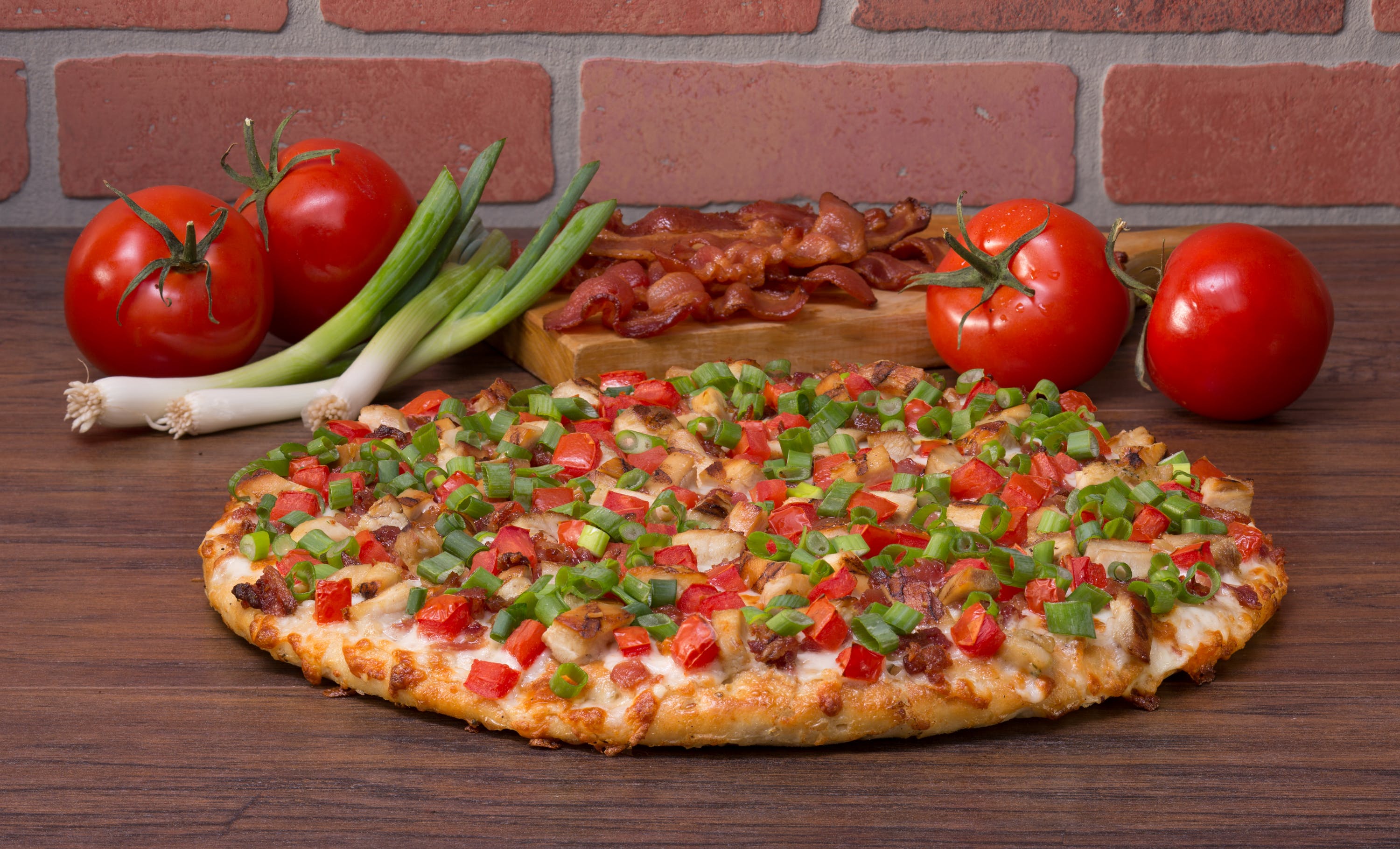 Order Chicken Club Pizza - Small 10'' food online from Mountain Mikes Pizza store, Meadow Vista on bringmethat.com