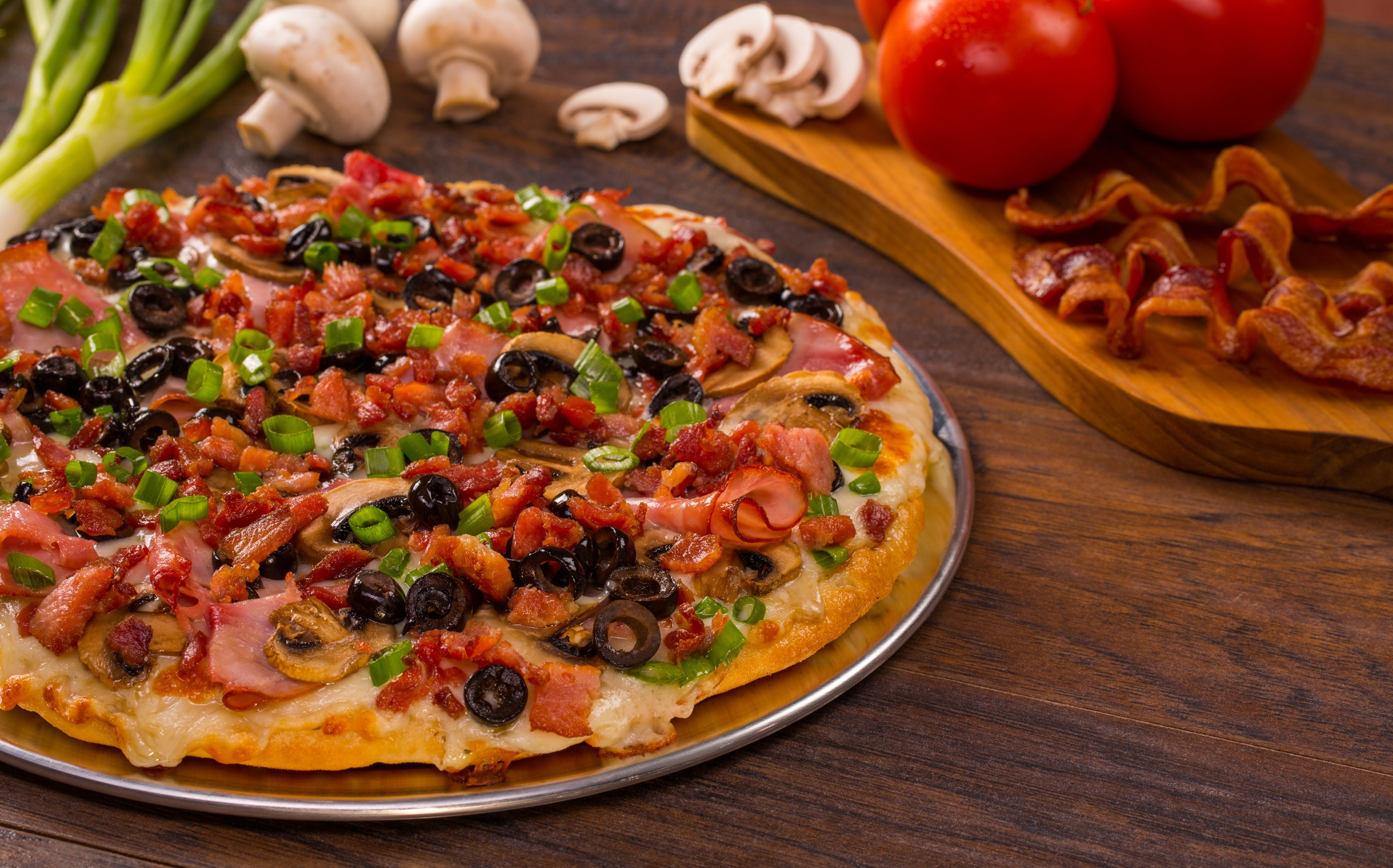 Order Sizzlin' Bacon Classic Pizza - Small 10'' food online from Mountain Mikes Pizza store, Meadow Vista on bringmethat.com