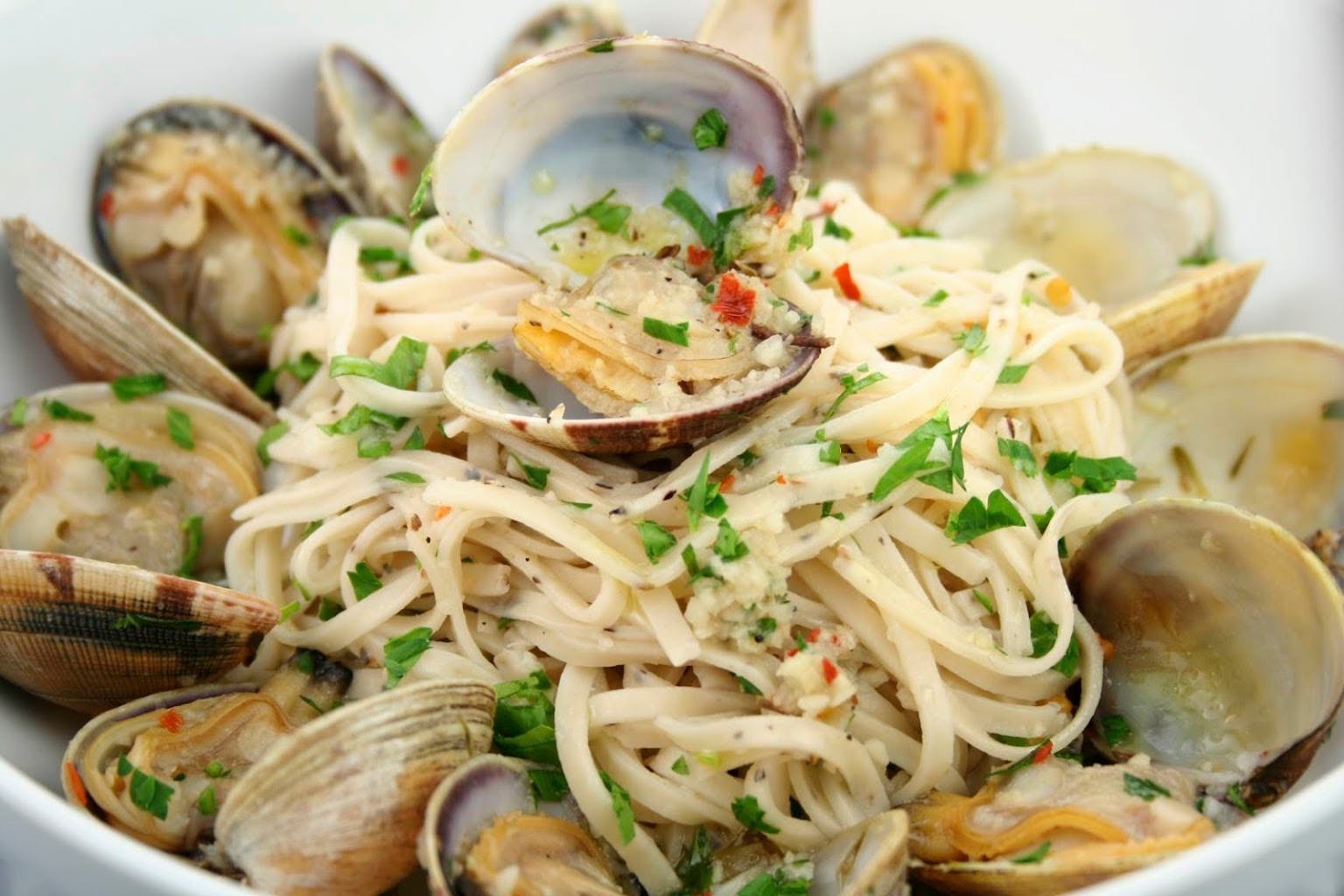Order Linguine di Vongole - Pasta food online from Grandes Bella Cucina store, Palm Beach Gardens on bringmethat.com