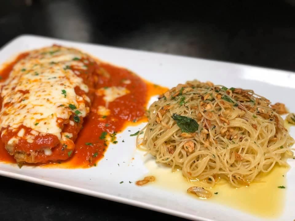 Order Chicken Parmigiana Originale - Entree food online from Grandes Bella Cucina store, Palm Beach Gardens on bringmethat.com