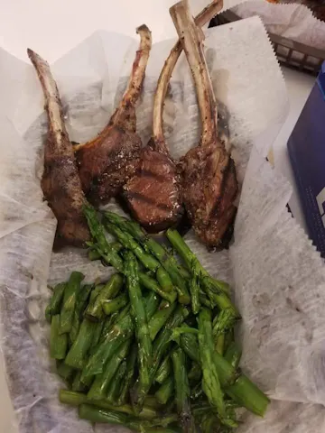 Grilled lamb chops with asparagus