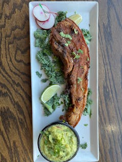Chicharrón con Guacamole