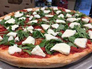 18" Fresh Mozzarella Pizza with Arugula & Tomatoes 18"