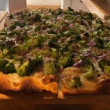 Broccoli, Salsiccia e Cipolla Rossa Pizza