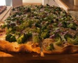 Broccoli, Salsiccia e Cipolla Rossa Pizza