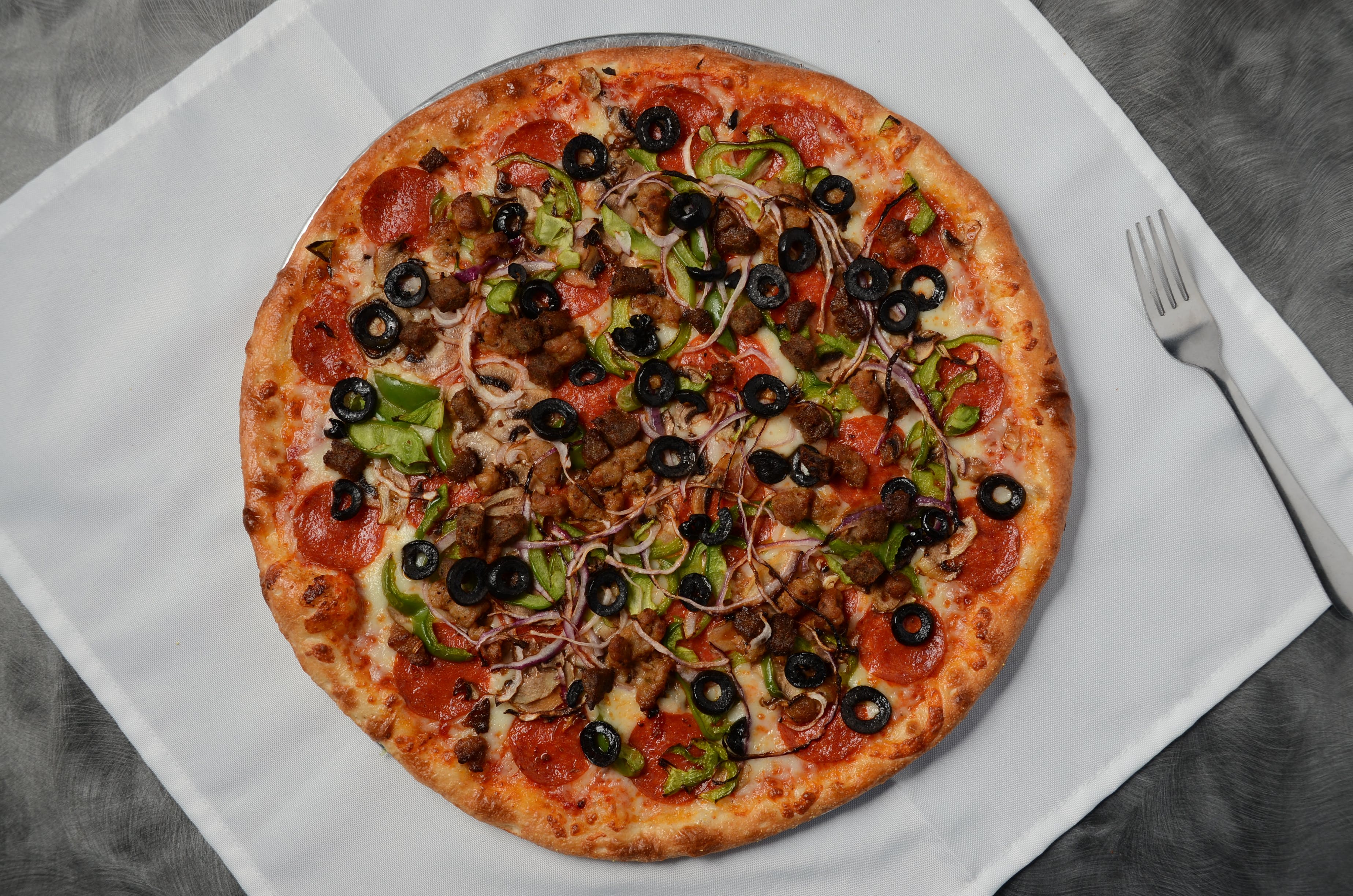File:Papa John's Pizza small pepperoni and black olives pizza pie