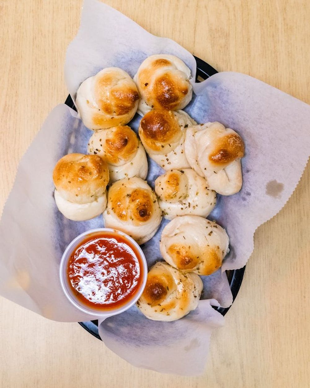 GARLIC KNOTS