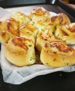 Garlic Knots with Cheese