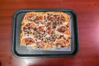 Tomato, Basil, Garlic & Steak Pizza