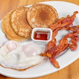 5. Huevos con Tocino y Pancakes Breakfast