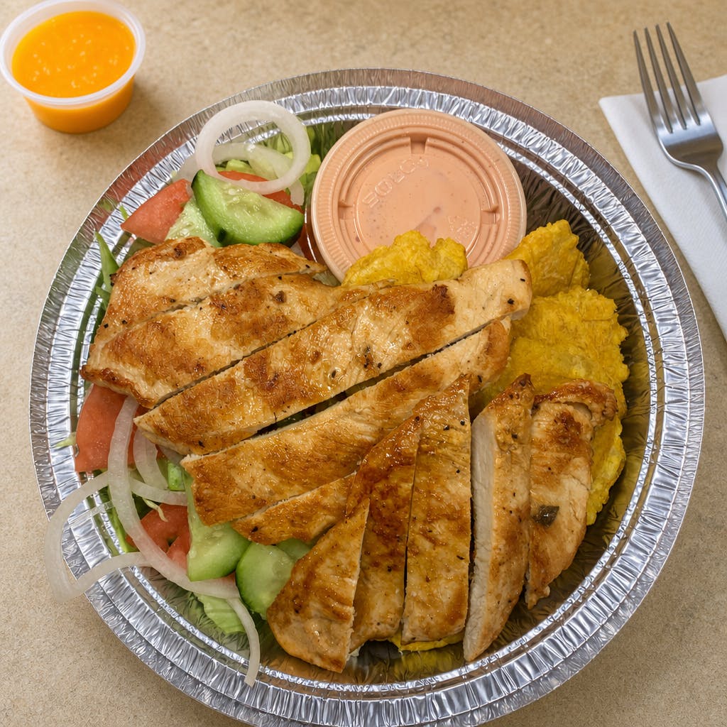 Tostones  y ensalada Con Pollo A La Plancha